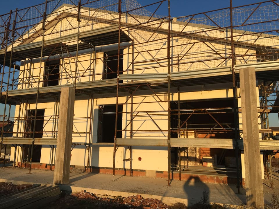 Villa in costruzione con struttura in legno e ponteggi
